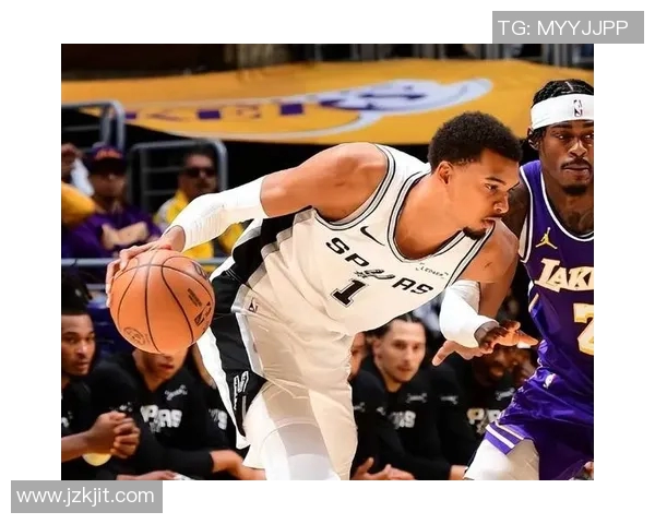 勇士在惊心动魄的对决中以129比128险胜掘金展现强大韧性与团队合作精神